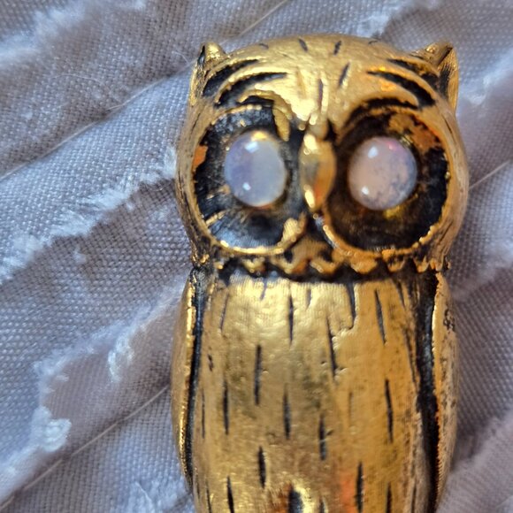 Vintage Florenza Owl Pin Gold-Tone Finish, Cabochon Eyes - Picture 4 of 15